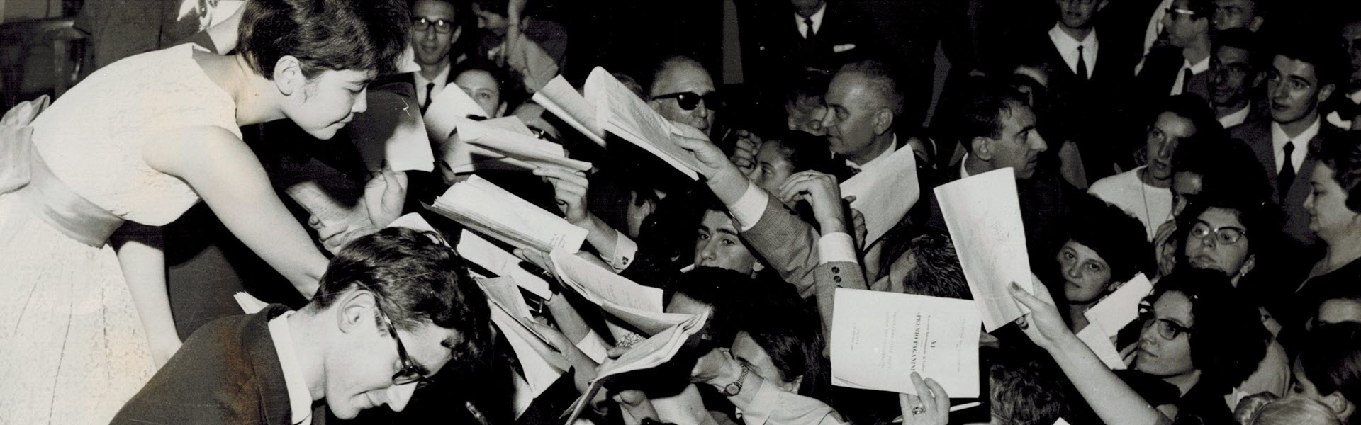 Caccia all'autografo dei premiati al premio paganini 1964