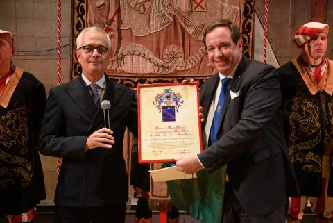 Enrico De Barieri consegna l'attestato di membro d'onore dell'Istituto del Nastro Azzurro al Presidente del Premio Paganini, Giovanni Panebianco