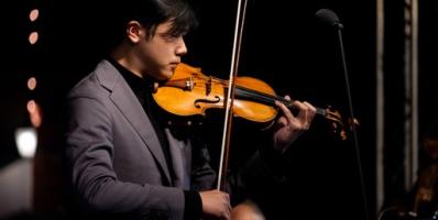 Simon Zhu playing his violin during the CLIP concert 